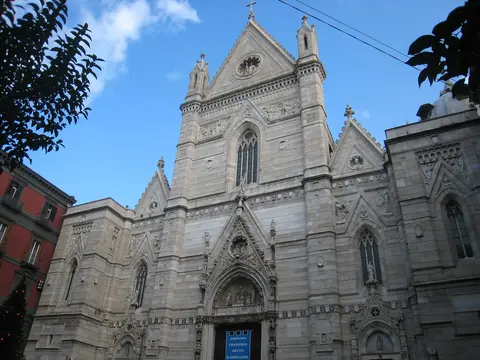 La facciata del Duomo di Napoli
