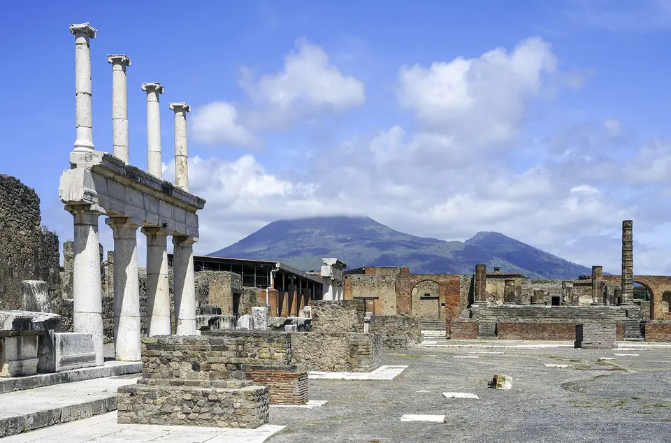 Gli scavi di Pompei con il Vesuvio sullo sfondo